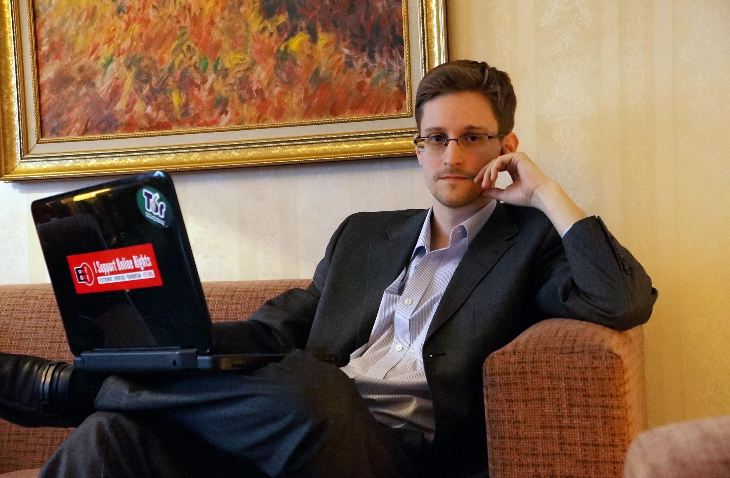 BỊ theo dõi – Edward Snowden